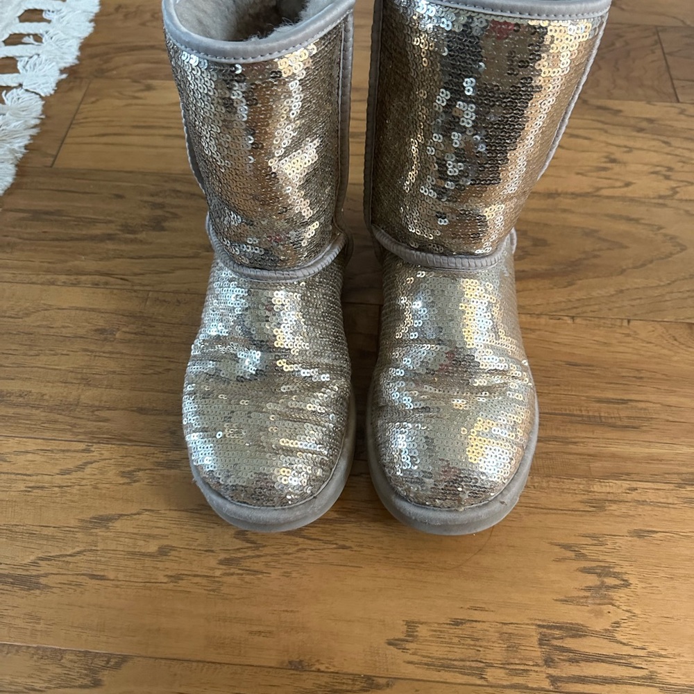 UGG classic sequin silver/gold sz 8 shearling lined boots EUC